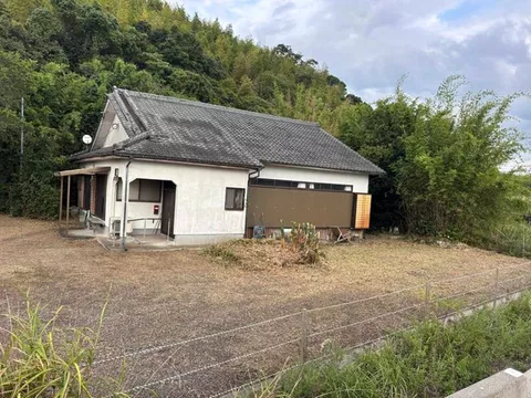 A charming home built in the early Showa period. The interior is relatively clean.