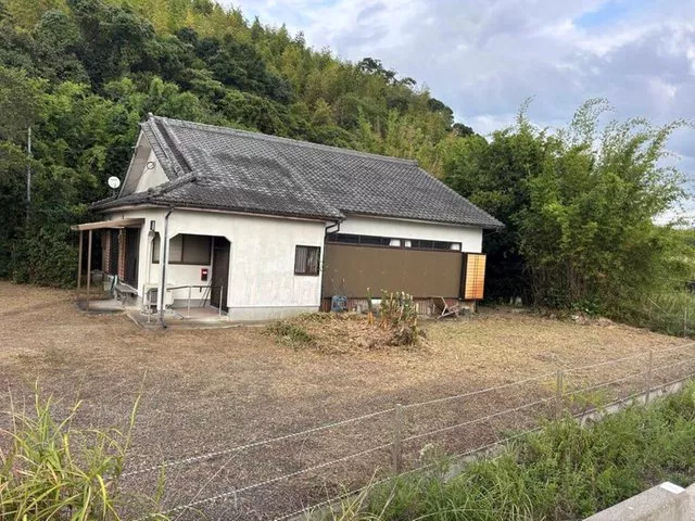 A charming home built in the early Showa period. The interior is relatively clean.