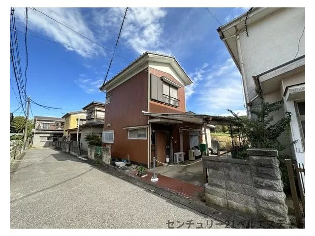 This is a used detached property located a 10-minute walk from Kururi Line Barakida Station.