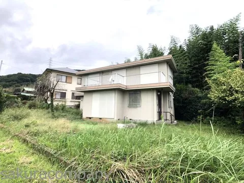 ■Wide garden on a southern hillside! How about a dog run or BBQ garden?