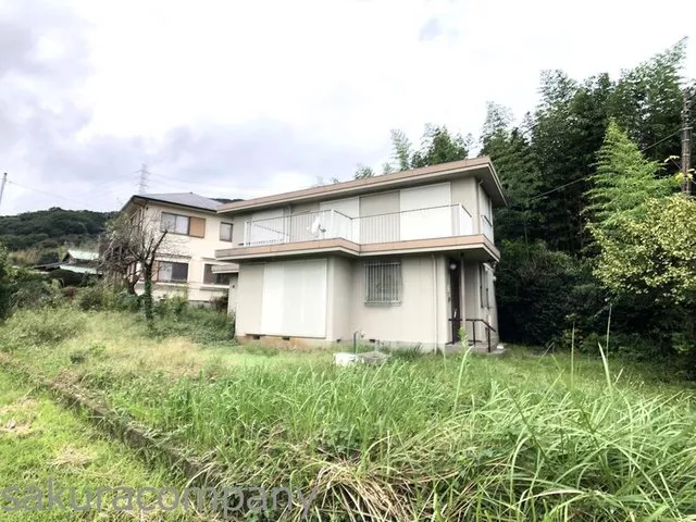 ■Wide garden on a southern hillside! How about a dog run or BBQ garden?