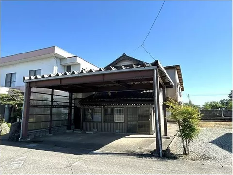 Very close to Heisho Elementary! Renovation history available! Comes with a carport,安心 on snowy days♪