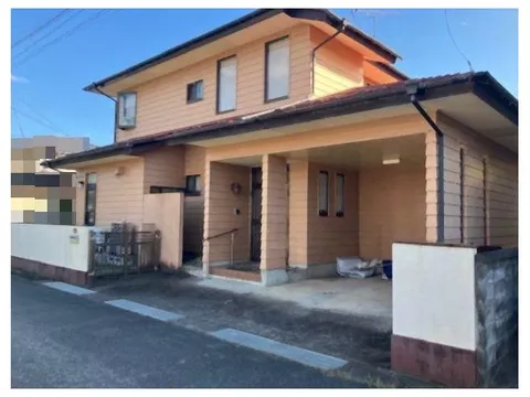 Enjoy gardening in a spacious garden! It is a quiet residential area with a storage shed!