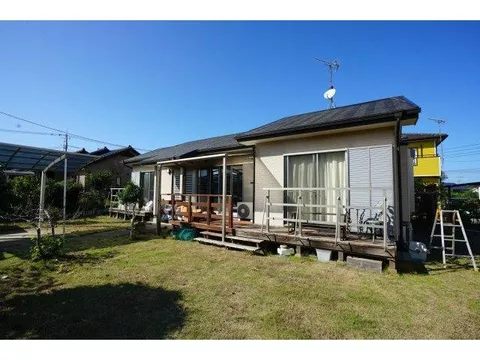 2LDK single-story house ◆ Ample storage with a storage room ◆ Home with a wooden deck ◆ All-electric!