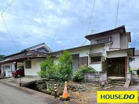 【5-minute walk from the station × south-facing】 Spacious 6LDK residence! Equipped with a private courtyard & parking!