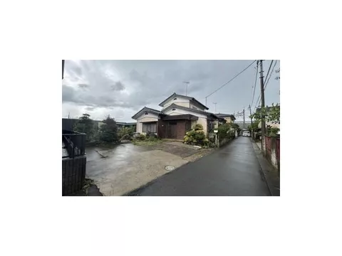 A low-priced property with a spacious 78 tsubo, just a 7-minute walk from the station, with exterior renovations completed and plenty of rooms.