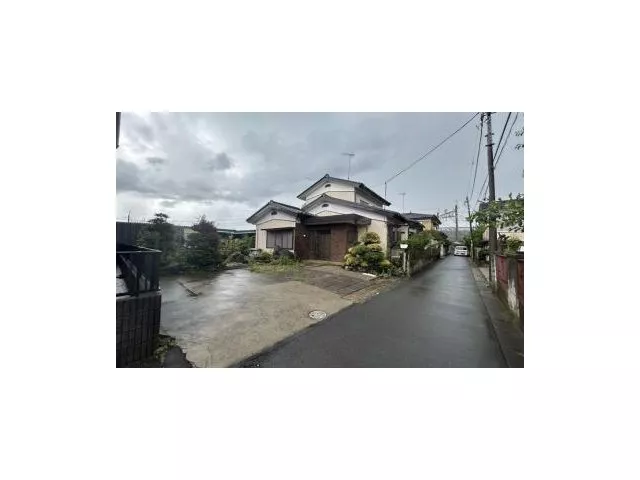 A low-priced property with a spacious 78 tsubo, just a 7-minute walk from the station, with exterior renovations completed and plenty of rooms.