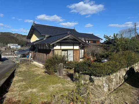 ■ Single-story house! ■ A property with an attractive quiet living environment!