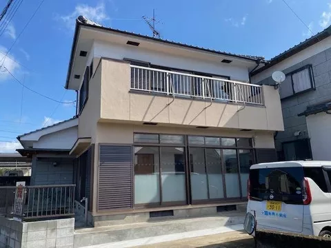 This is a two-story renovated property in a convenient living environment within walking distance to supermarkets and hospitals!