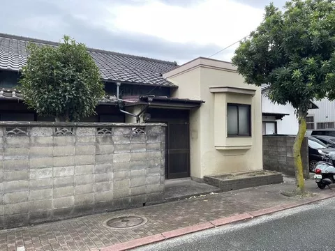 About 10 minutes by bus from Chikuho Main Line "Wakamatsu Station," about 4 minutes on foot from the bus stop "Eiseigawa"!