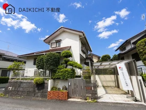 A corner lot residence with over 52 tsubo of spaciousness and storage capacity!