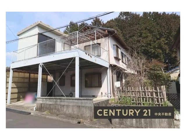 5LDK with a covered parking space, two stories. It is an all-electric home!