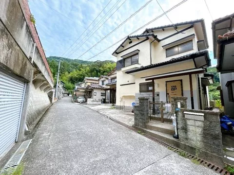[Open House Scheduled] [Interior and Exterior Renovation Planned] 3LDK with 3 Western-style rooms. Parking for 1 car available.