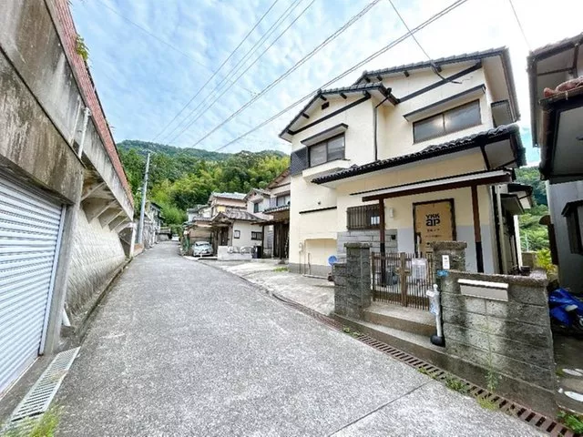 [Open House Scheduled] [Interior and Exterior Renovation Planned] 3LDK with 3 Western-style rooms. Parking for 1 car available.