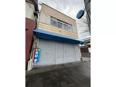 A store has come up for sale, just 13 minutes on foot from Usuki Station!! It’s a street-level shop.