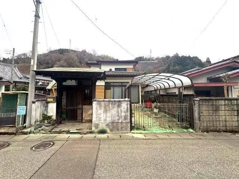 ◆ Entrance hall ◆ Connected Japanese-style room ◆ Some flooring ◆ Tokonoma ◆ Southwest facing