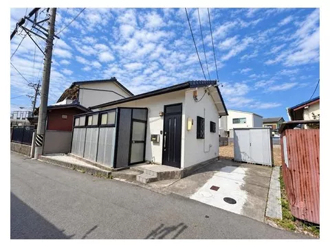 Good ventilation and sunlight! Quiet residential area! All rooms come with storage! All rooms have flooring.