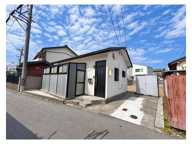 Good ventilation and sunlight! Quiet residential area! All rooms come with storage! All rooms have flooring.