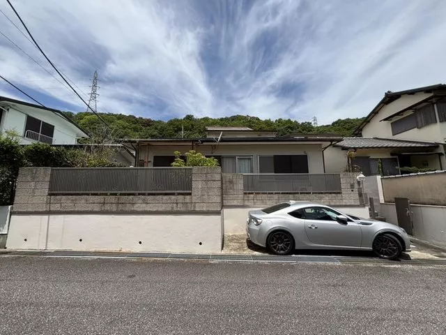 15 minutes on foot from the station, a single-story house with a garden that balances tranquility and convenience.