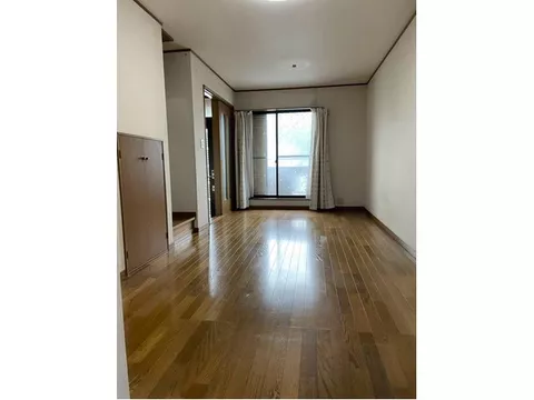 [Parking for 2 cars] Spacious 3LDK with ample storage, very well maintained interior♪ Renovation history available