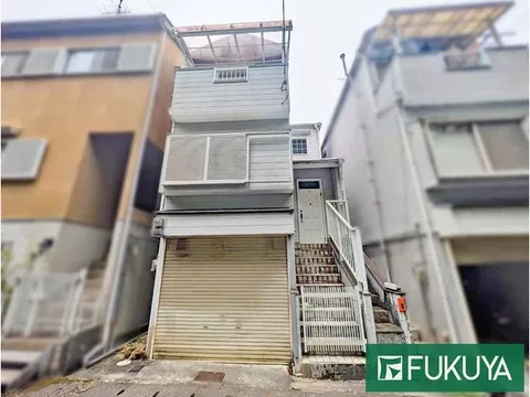 / Garage with shutter, parking for 2 cars / Spacious 4LDK with ample storage and room count! Partially renovated