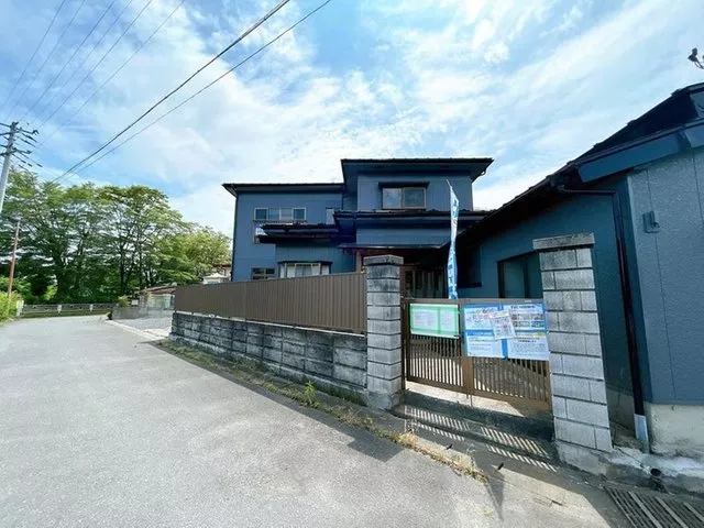 【Open house held】 Interior and exterior renovation planned / Water facilities replacement / Parking for 3 cars available / Quiet residential area