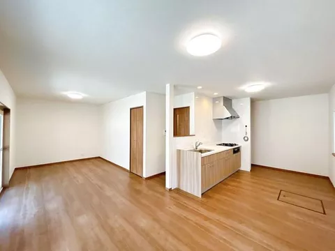[Open House Held] [Renovated/Immediate Occupancy Available] 3 Western-style rooms. Parking for 1 regular car available. - Image 2