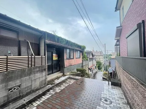 ○ Located on a hill, offering a great view ○ A popular single-story house☆