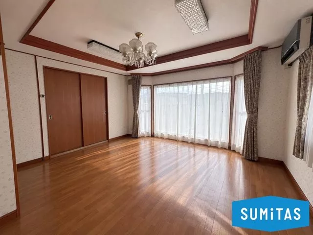 1-minute walk from the bus stop! A south-facing living room with good sunlight and a garage in a 4LDK!