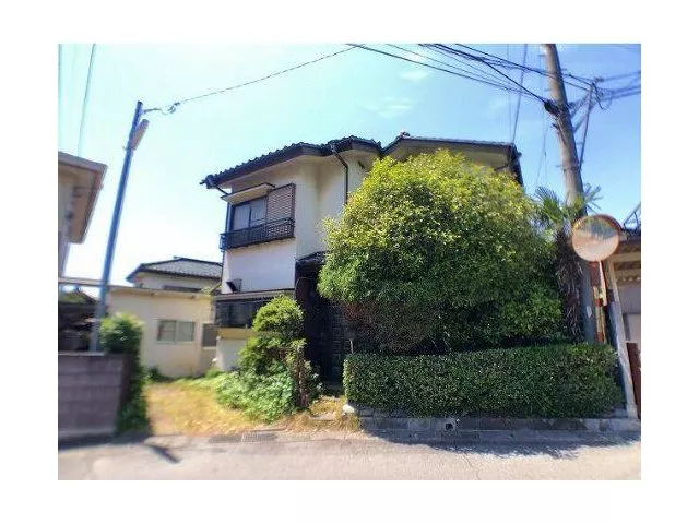 A detached house with a sense of openness, located in a quiet residential area, with no buildings in front. It has two sides of sunlight and can be spent brightly.