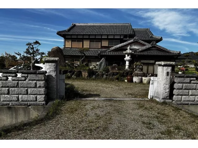 A large Japanese house in a tranquil rural landscape♪