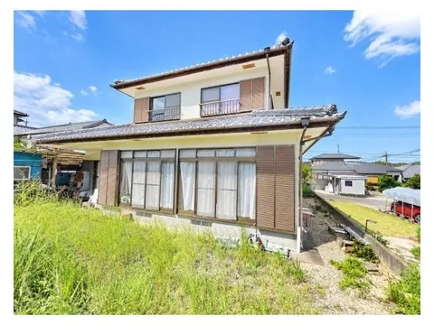 A great location outside the flood hazard map! Close to elementary school,安心 for families with children.