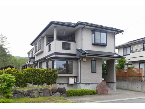 A detached house with a garden in a quiet residential area. Spacious 4LDK. Parking space for 2 cars.