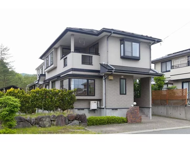 A detached house with a garden in a quiet residential area. Spacious 4LDK. Parking space for 2 cars.