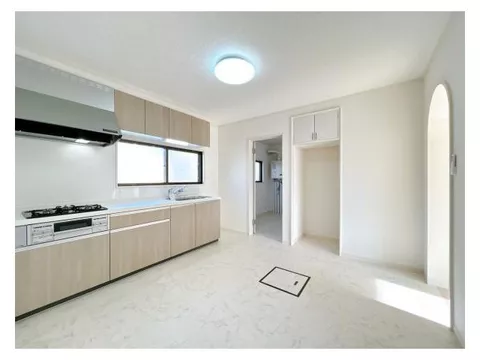 [Open House] [Interior and exterior renovated] [Move-in available within the year] Parking for 2 standard cars available