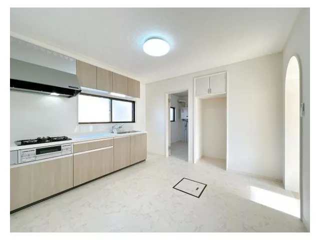 [Open House] [Interior and exterior renovated] [Move-in available within the year] Parking for 2 standard cars available