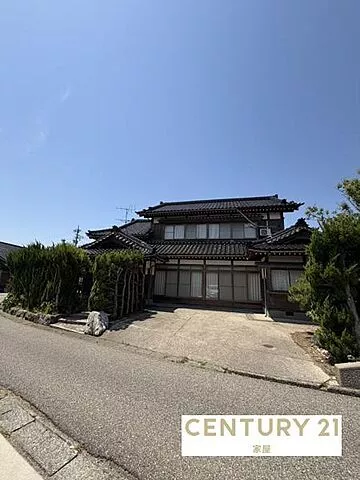 Used single-family home, 32-minute bus ride from Hakui Station on the JR Nanao Line, 5-minute walk from Hakui Station front
