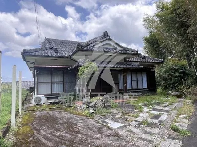 A Japanese-style house located on a hillside!