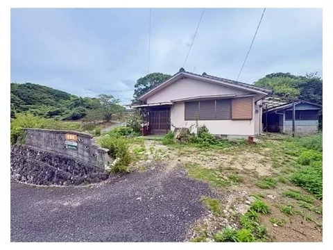 This is a single-story house built about 60 years ago. The building will require renovation.