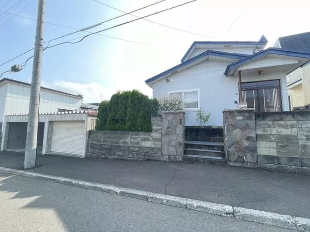 A 4LDK house built on over 330㎡ of land, achieving a peaceful life on a spacious lot.