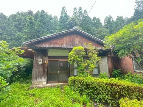 14 minutes on foot from JR Kagoshima Main Line "Edamitsu" Station