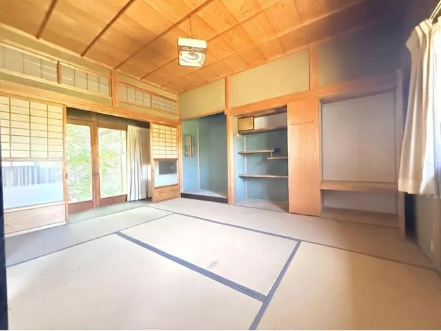 / Single-story house with a courtyard / The connected Japanese-style room has snow-view sliding doors, allowing a view of the courtyard from the room.