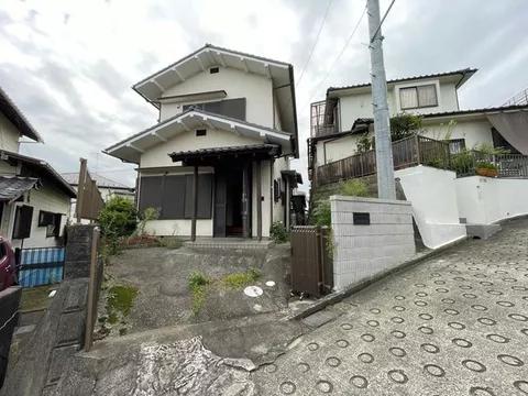 ■Great location, 9 minutes on foot from the station♪■The road in front is on a slope.