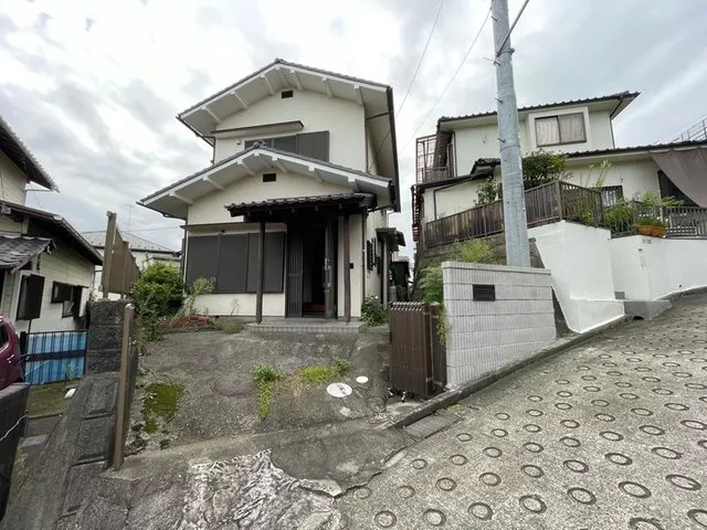 ■Great location, 9 minutes on foot from the station♪■The road in front is on a slope.
