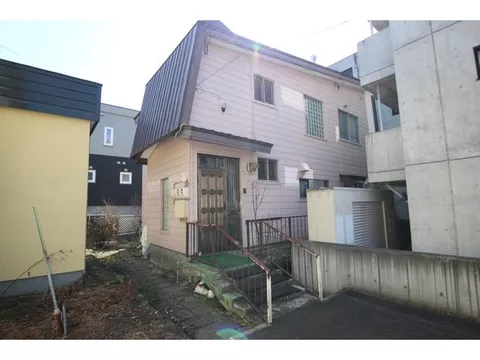 9 minutes walk from Subway Namboku Line "Jieitai" station! 4 minutes walk from Sumikawa Nishi Elementary School! Tandem parking for 2 cars OK!
