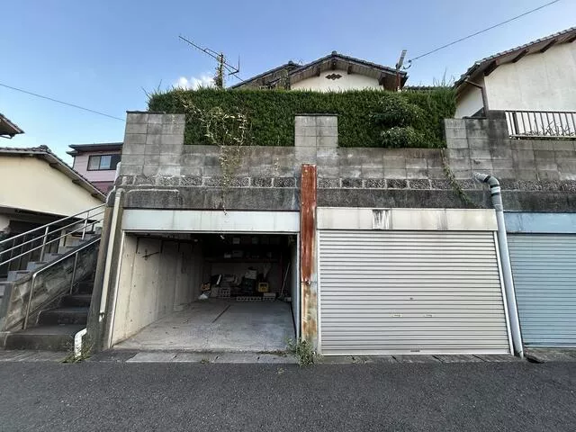19 minutes on foot from JR Kagoshima Main Line "Komorie" Station [Bus available] 5 minutes on foot from Nagakuro bus stop