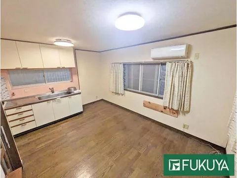 / Garage with shutter, parking for 2 cars / Spacious 4LDK with ample storage and room count! Partially renovated