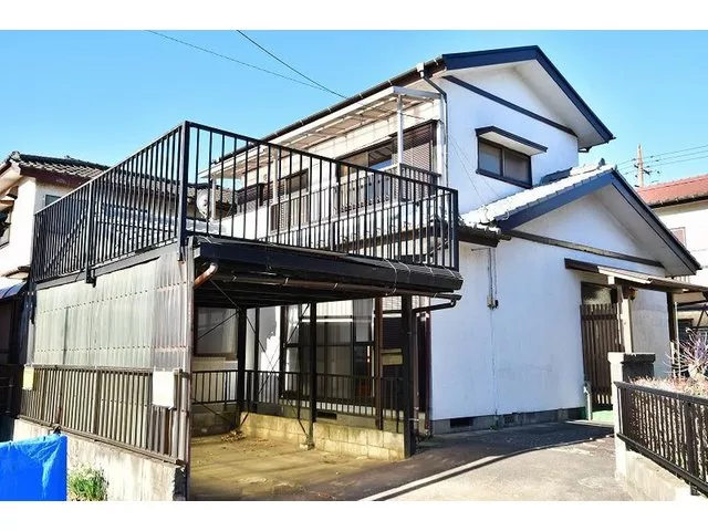 Located in a calm residential area. Comes with a sunroom for rainy days. Delivered as-is.