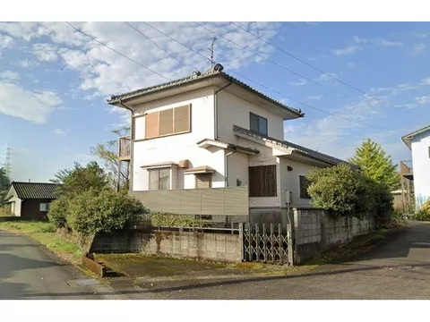 It's a quiet environment, but it's very convenient as it's a 5-minute walk to the convenience store!