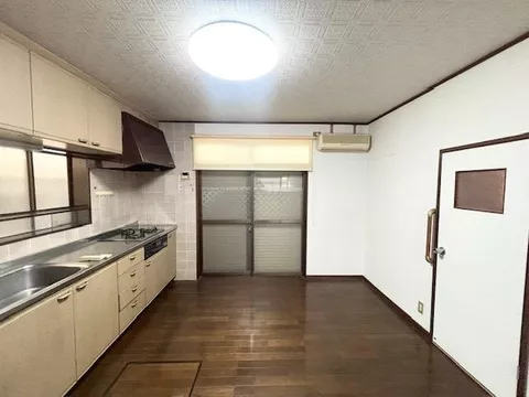 ■With an inner garage!■ Convenient electric shutter♪■ Partial renovation planned!